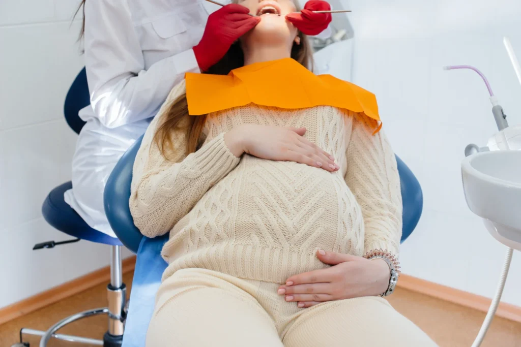 Soins dentaires femme enceinte souriante consultant pour ses soins dentaires au Cabinet Almé à Éguilles.