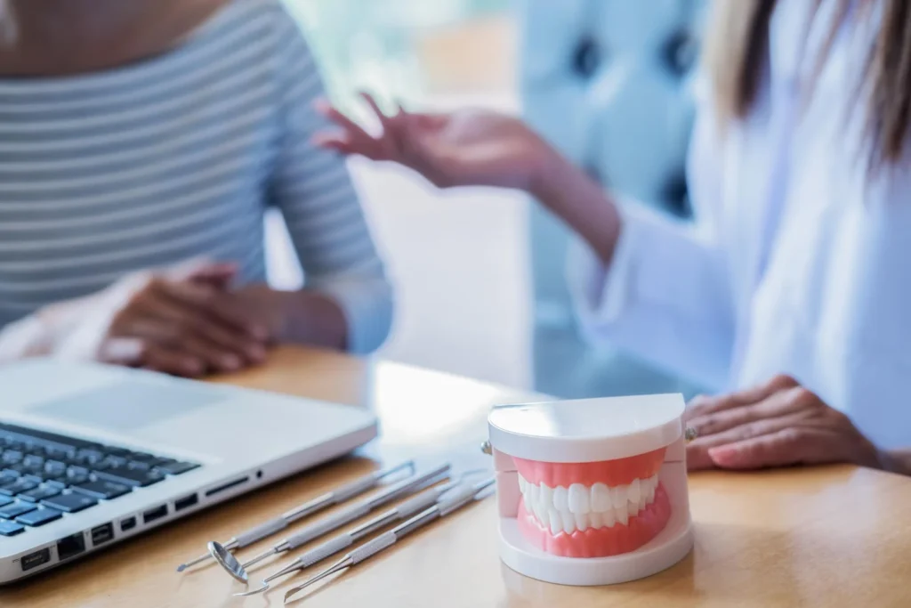 Patiente adulte utilisant une gouttière alignement dentaire invisible au Cabinet Almé.