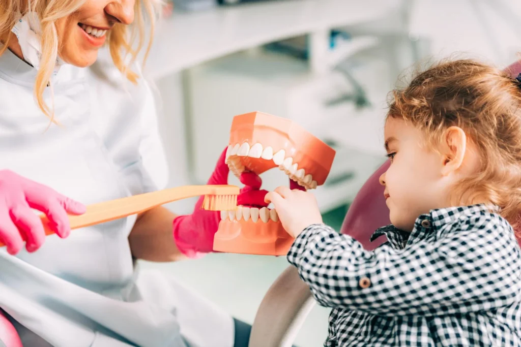 Première consultation joyeuse chez le dentiste pour enfant au Cabinet Almé.